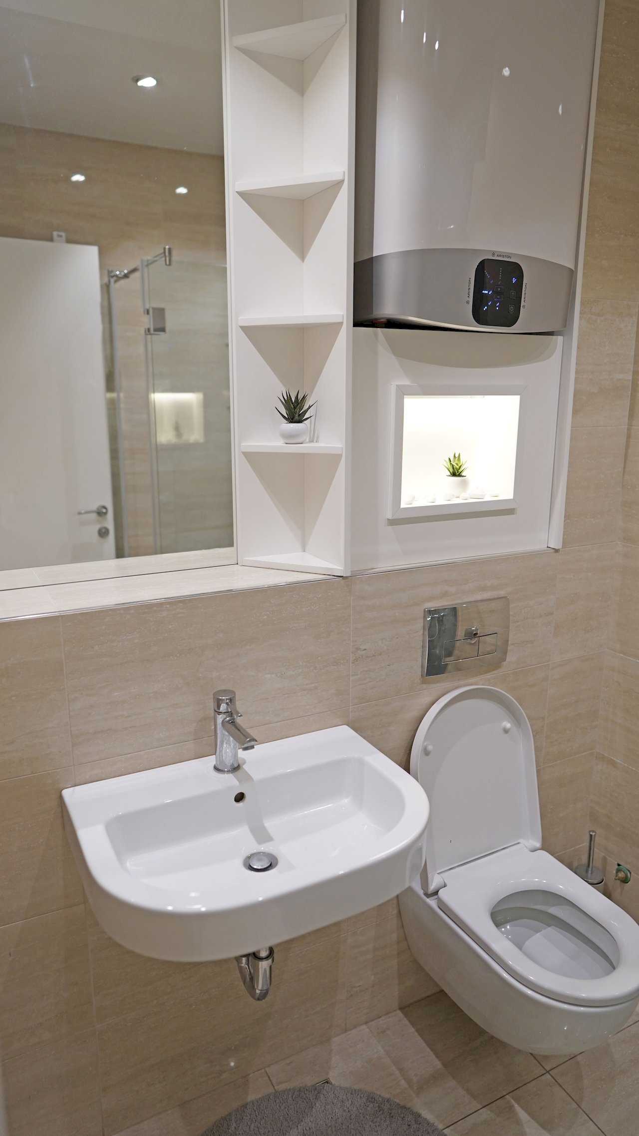 Apartment Vuk (Vuk's Monument, Belgrade) – bathroom with sink, mirror, toilet and water heater