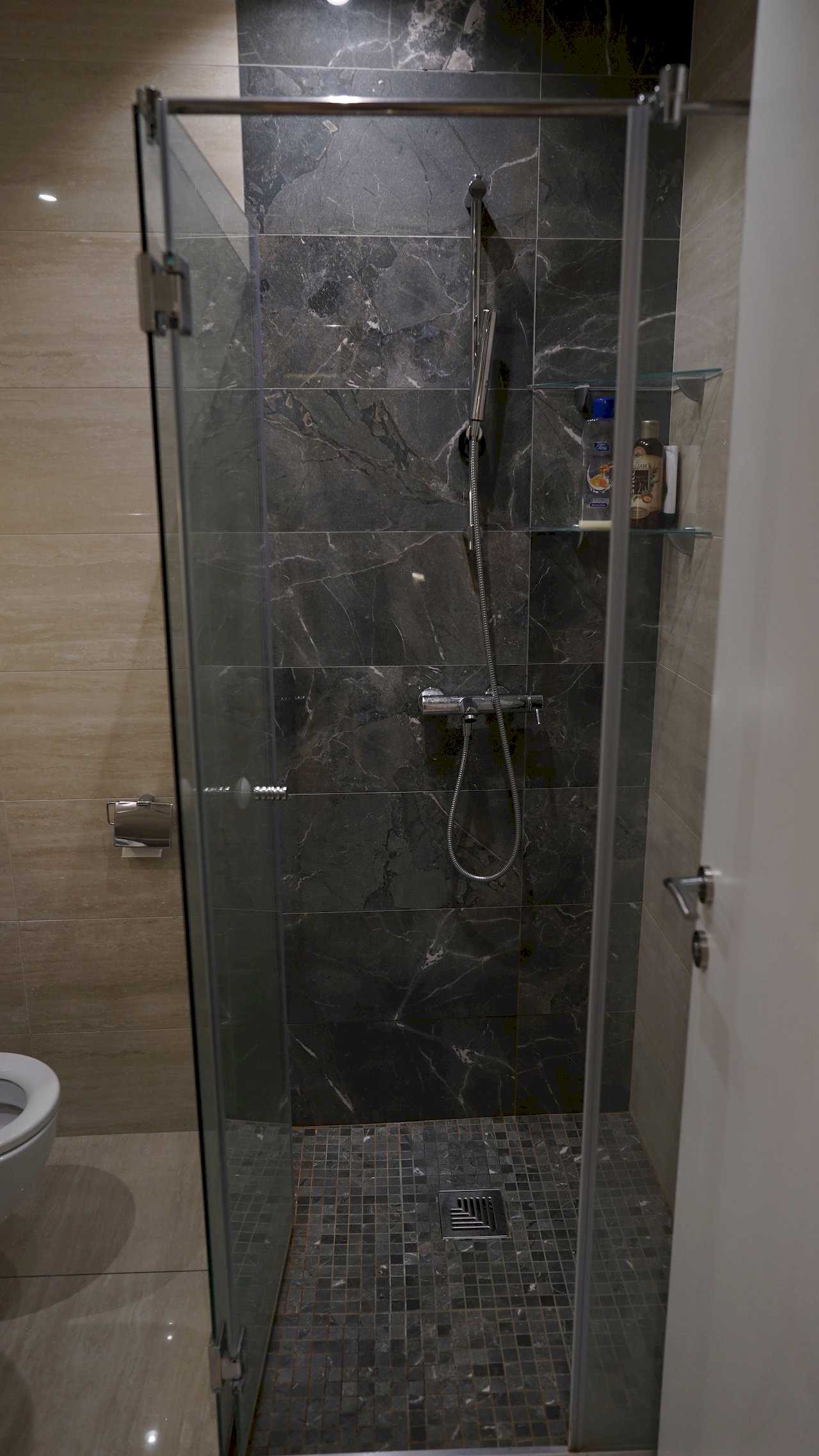 Apartment Vuk (Vuk's Monument, Belgrade) – shower enclosure in bathroom with marble-look tiles