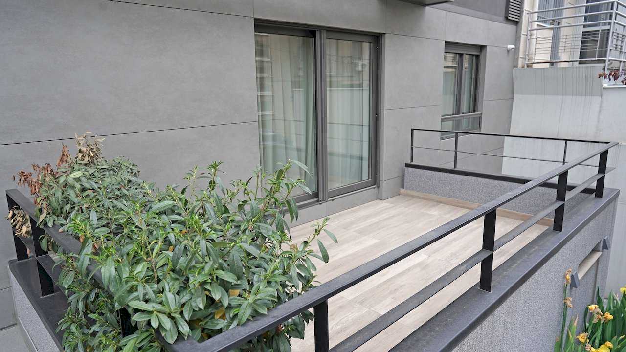Apartment Vuk (Vuk's Monument, Belgrade) – spacious terrace with modern railing and greenery