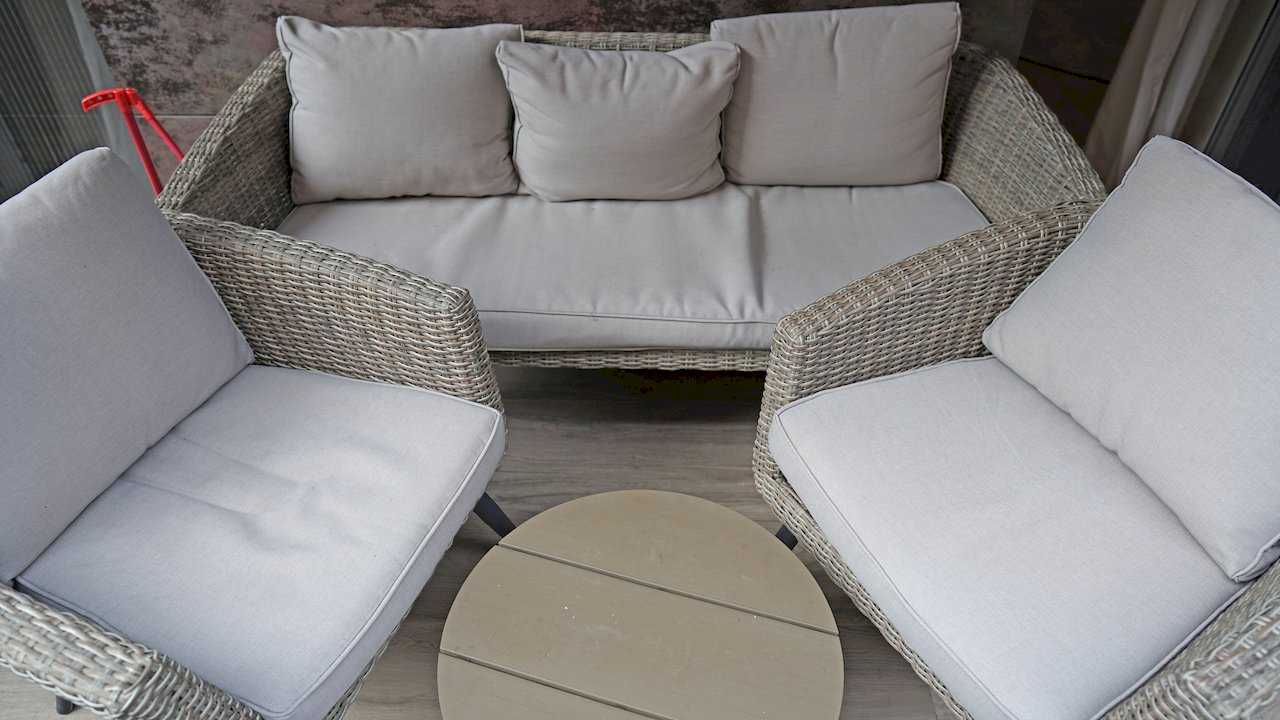 Apartment Vuk (Vuk's Monument, Belgrade) – terrace with wicker seating set and coffee table