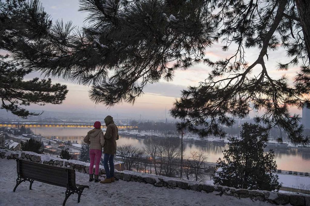 momak i devojka gledaju zalazak sunca sa kalimegdana